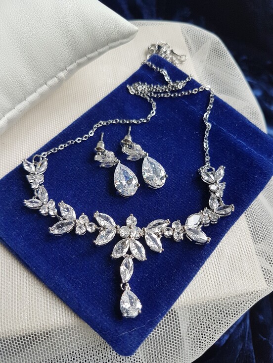 Swarovski Jewelry - Swarovski Elements Platinum Marquis Teardrop Leaf Chain Necklace & Earrings SET